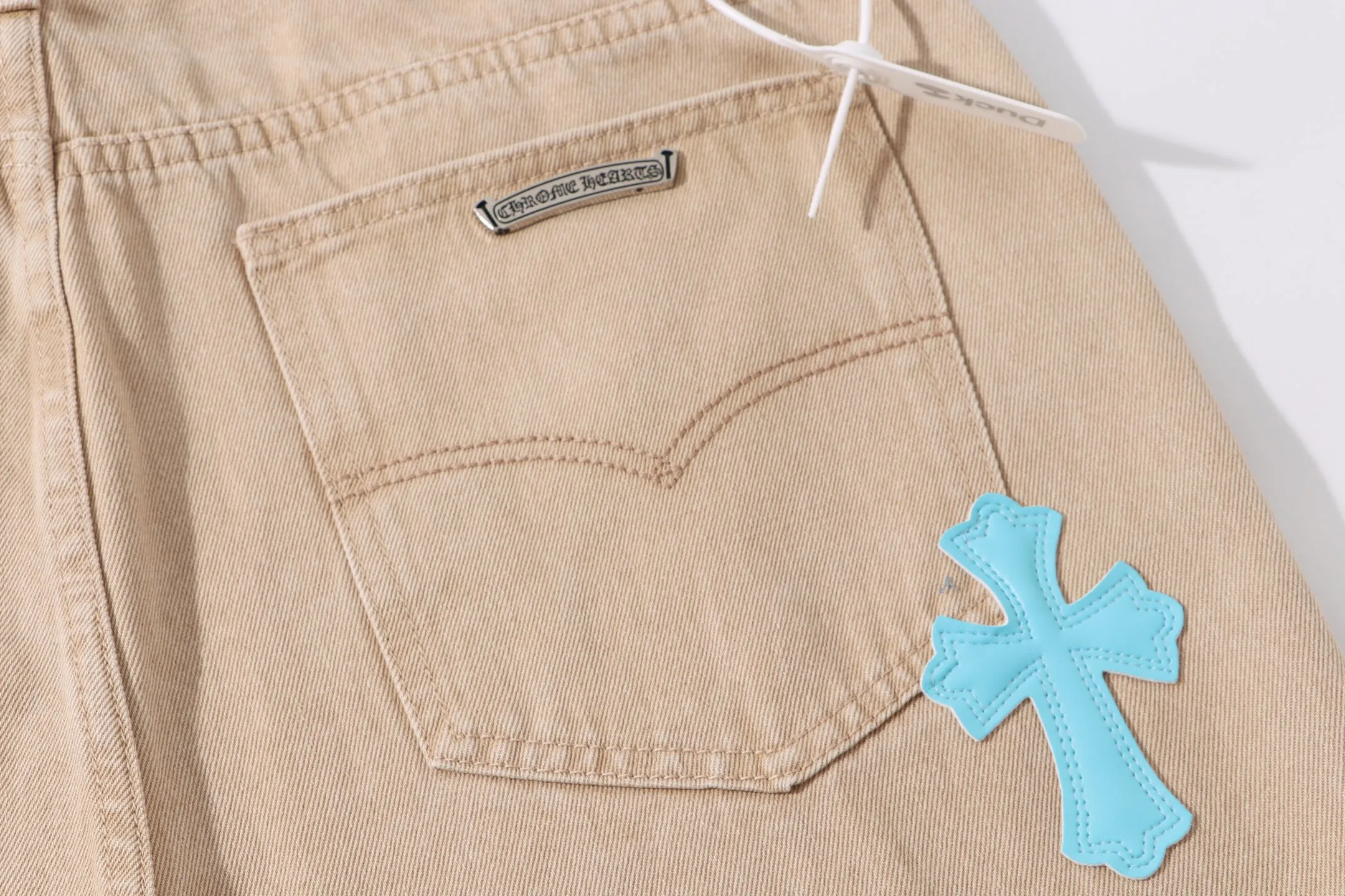 P240 Style No.: H911 Croxin & 𝐂𝐡𝐫𝐨𝐦𝐞 𝐇𝐞𝐚𝐫𝐭 ss25 white and blue patchwork jeans. Styles with different washed textures are very friendly to people with thin legs. The slightly flared version perfectly modifies the leg shape. The timeless and moderate length makes it easy to match and match. It is the basis for various styles and is a must-have in your wardrobe! The fabric is stiff but also makes the upper body soft without losing texture. The washing process is even more perfect. It is a must-have item for everyone! ! ! Washed wheat, hang tag, pants label, three labels complete Color: khaki Size: 30-32-34-36